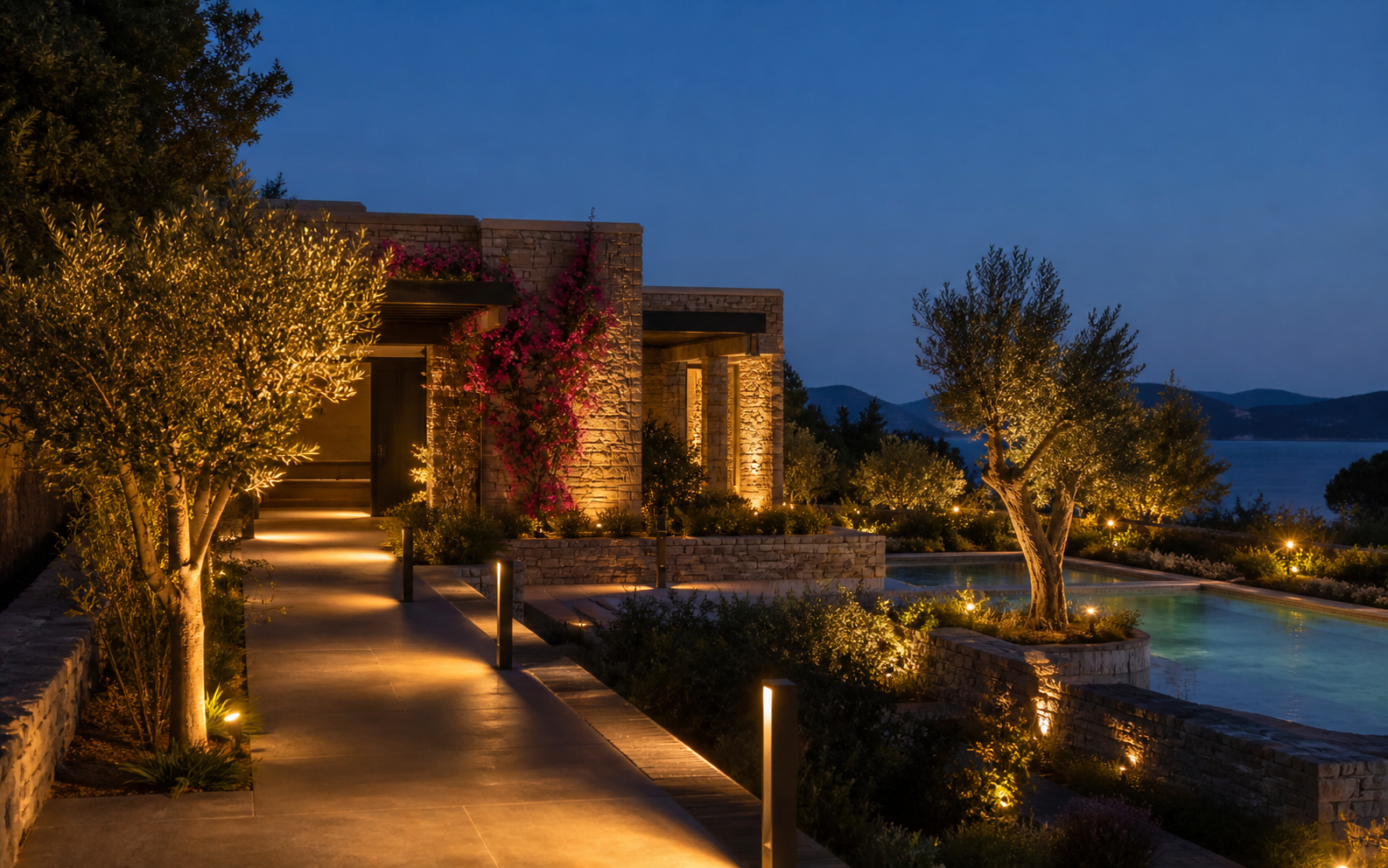 Bodrum taş villa bahçesinde sıcak dış mekân aydınlatması